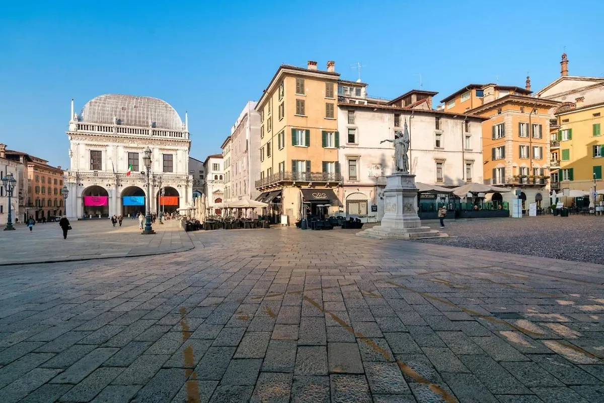 Loggia Apartment - Brescia City Center - By Host4U 0*,  Italy